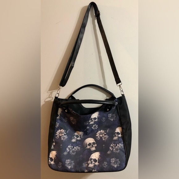 Handbags - Black crossbody bag with skulls.